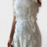 Éliora – Robe maxi avec motif de fleurs en dentelle et ceintures à nouer