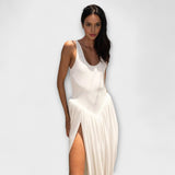 Robe maxi drapée avec jupe sculpturale et fente latérale